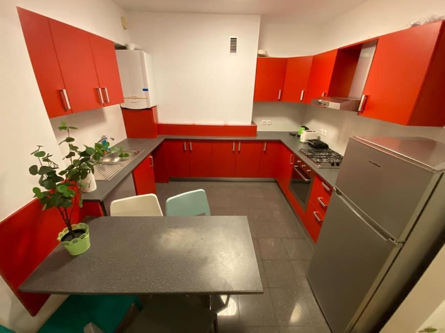Green Apartment 214 With Private Parking Boekarest Buitenkant foto