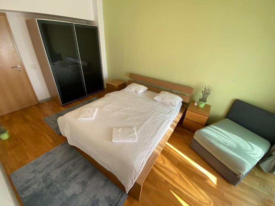 Green Apartment 214 With Private Parking Boekarest Buitenkant foto