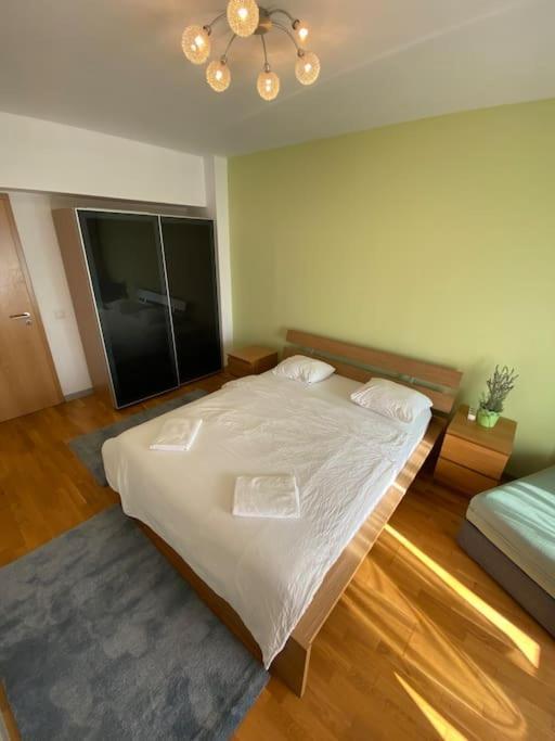 Green Apartment 214 With Private Parking Boekarest Buitenkant foto