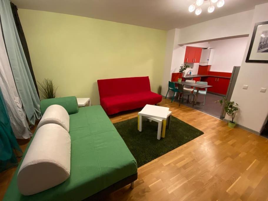 Green Apartment 214 With Private Parking Boekarest Buitenkant foto
