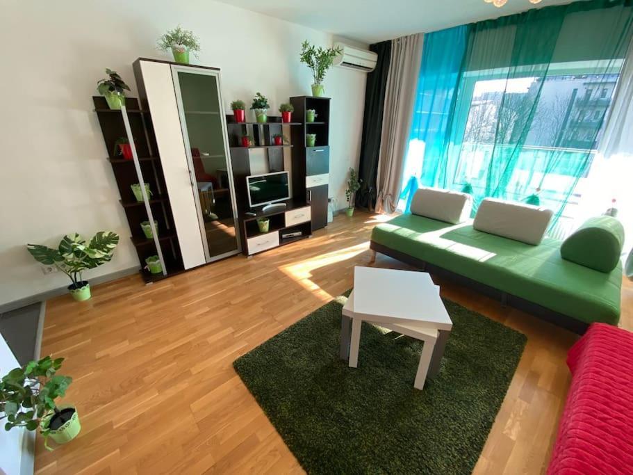 Green Apartment 214 With Private Parking Boekarest Buitenkant foto